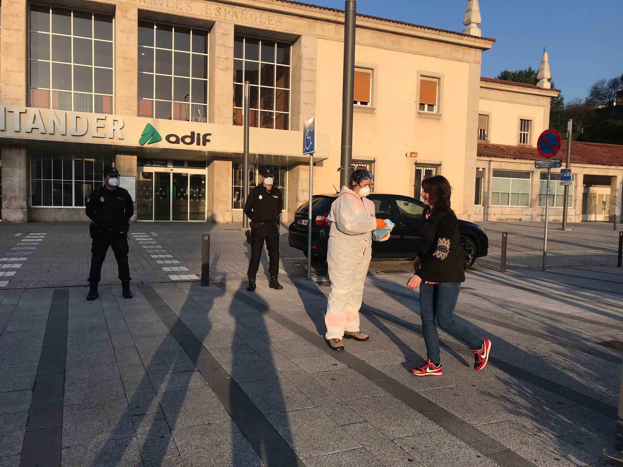 Fotos: Reparto de mascarillas en Cantabria para los usuarios del transporte público