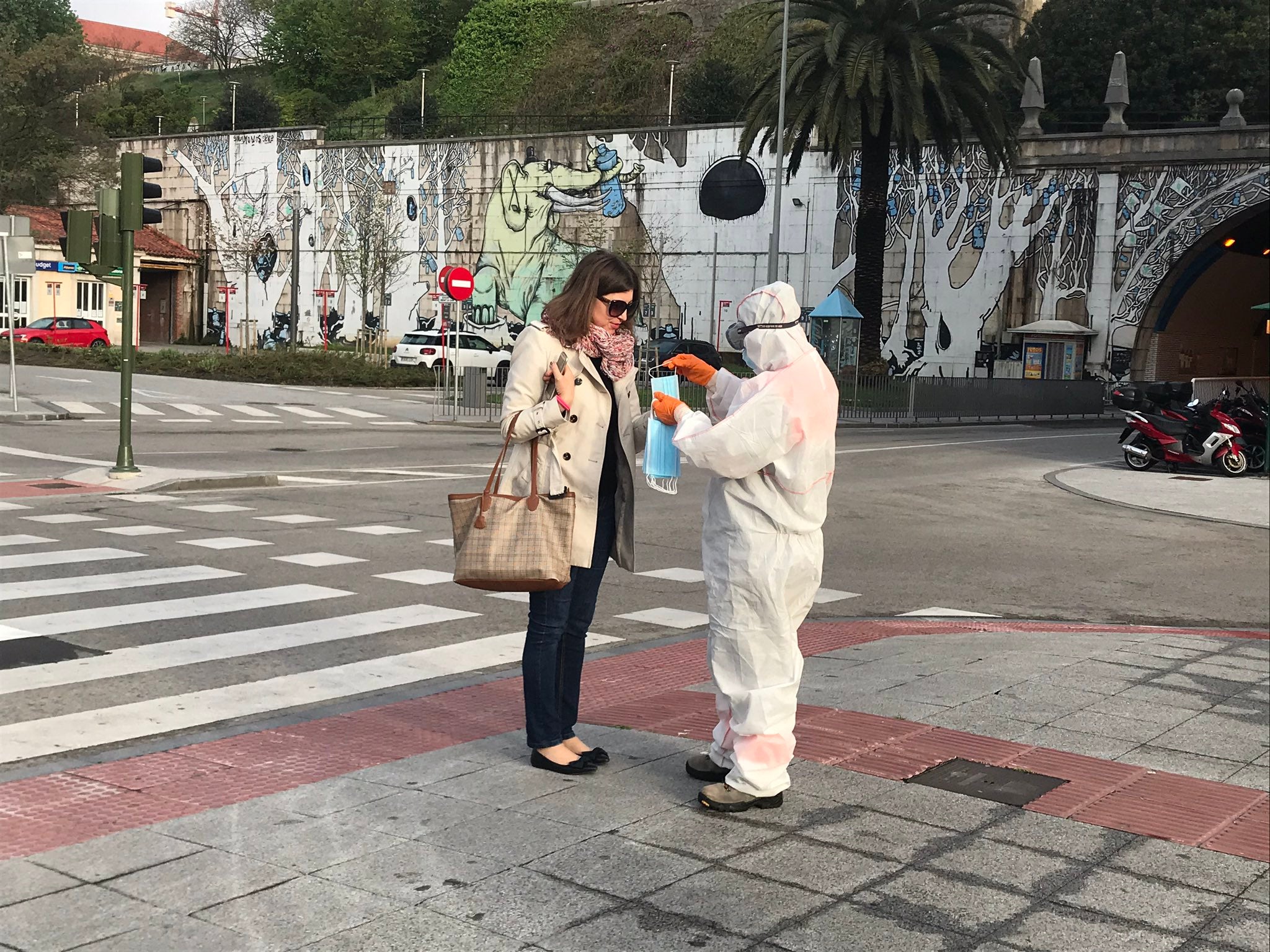 Fotos: Reparto de mascarillas en Cantabria para los usuarios del transporte público