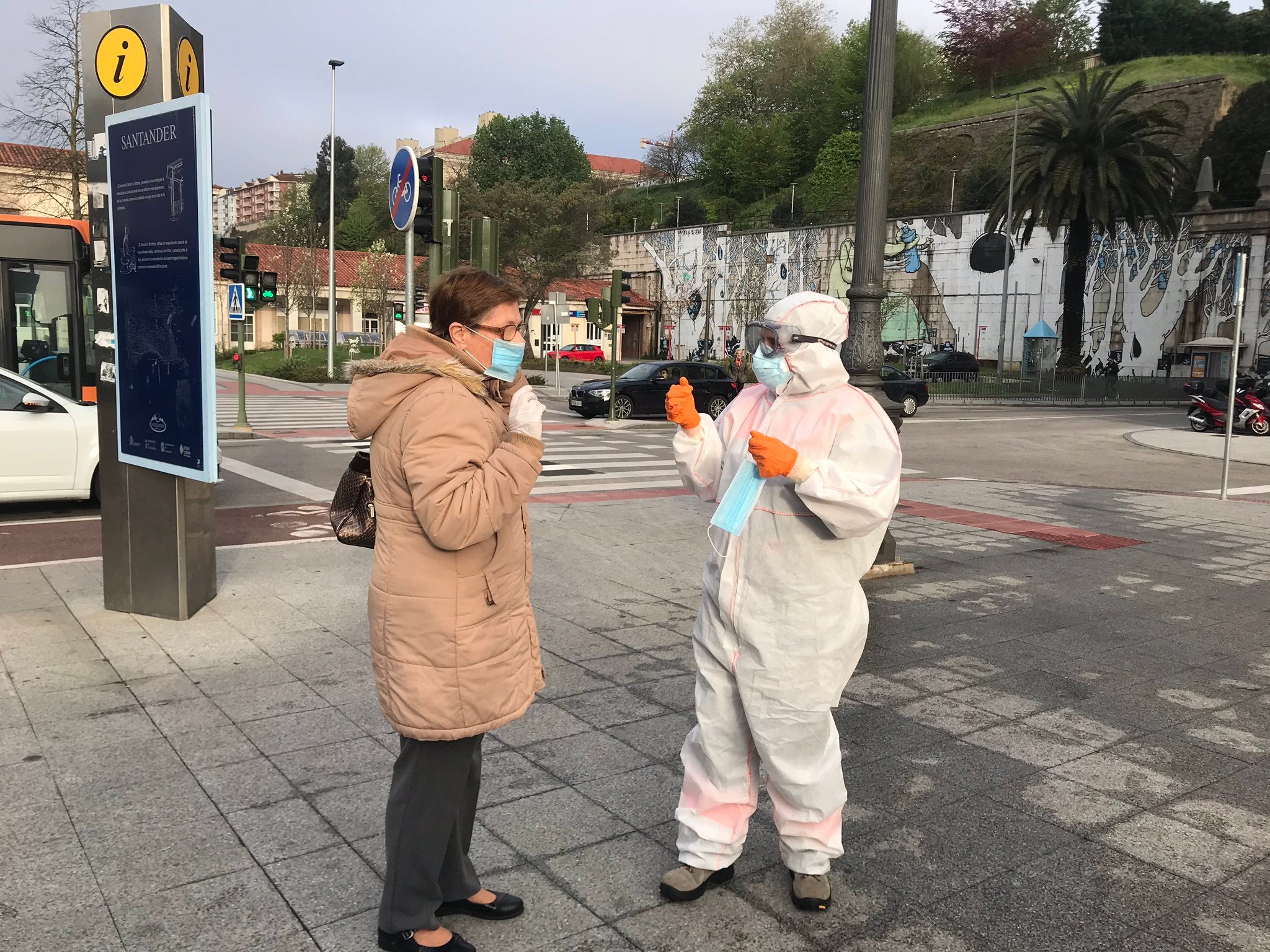 Fotos: Reparto de mascarillas en Cantabria para los usuarios del transporte público