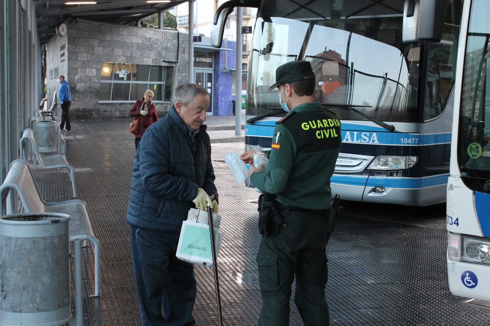 Fotos: Reparto de mascarillas en Cantabria para los usuarios del transporte público