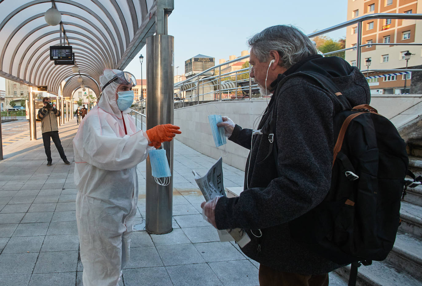 Fotos: Reparto de mascarillas en Cantabria para los usuarios del transporte público