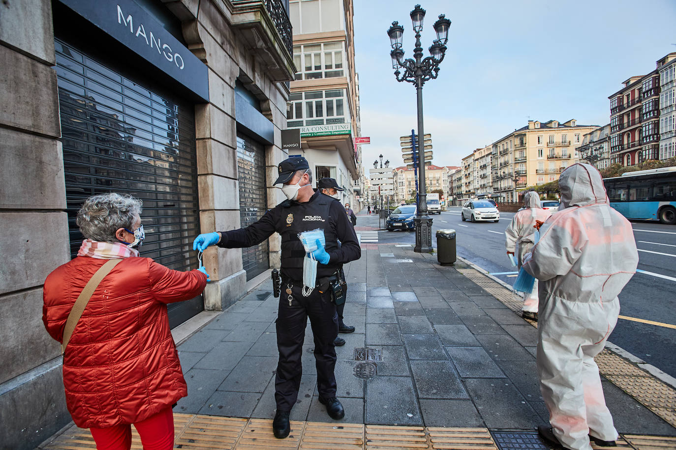 Fotos: Reparto de mascarillas en Cantabria para los usuarios del transporte público