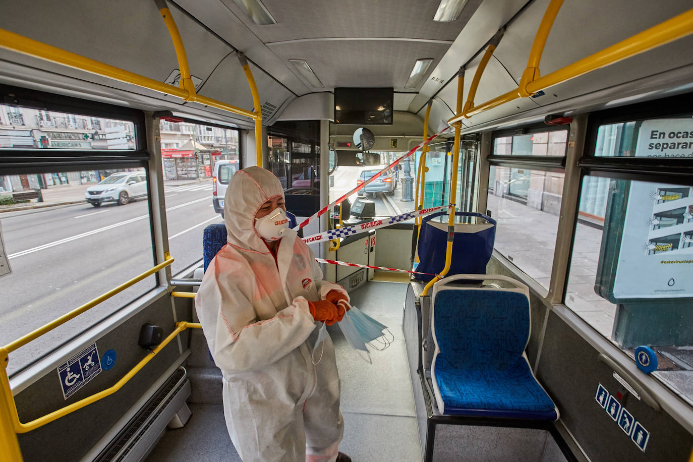 Fotos: Reparto de mascarillas en Cantabria para los usuarios del transporte público