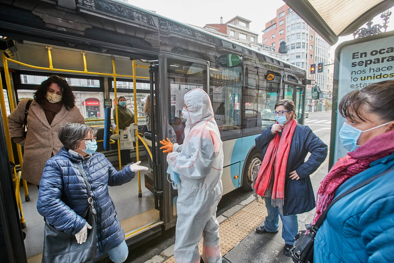 Fotos: Reparto de mascarillas en Cantabria para los usuarios del transporte público