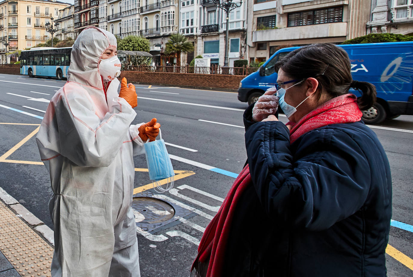 Fotos: Reparto de mascarillas en Cantabria para los usuarios del transporte público