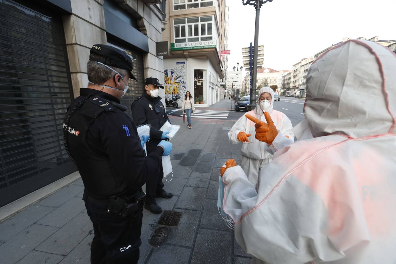 Fotos: Reparto de mascarillas en Cantabria para los usuarios del transporte público