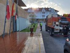 Imágenes de hoy las tareas de desinfección de los centros de salud por parte de los militares de la UME.