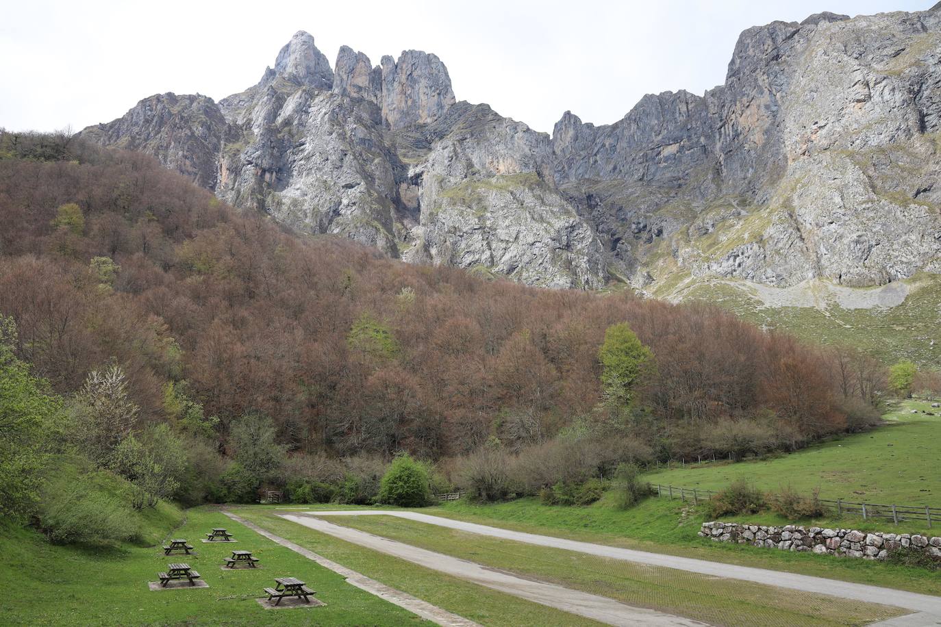 Liébana, con un alto porcentaje de su población dependiente de los visitantes, sufre el efecto del coronavirus, aunque se mantiene con sólo un infectado