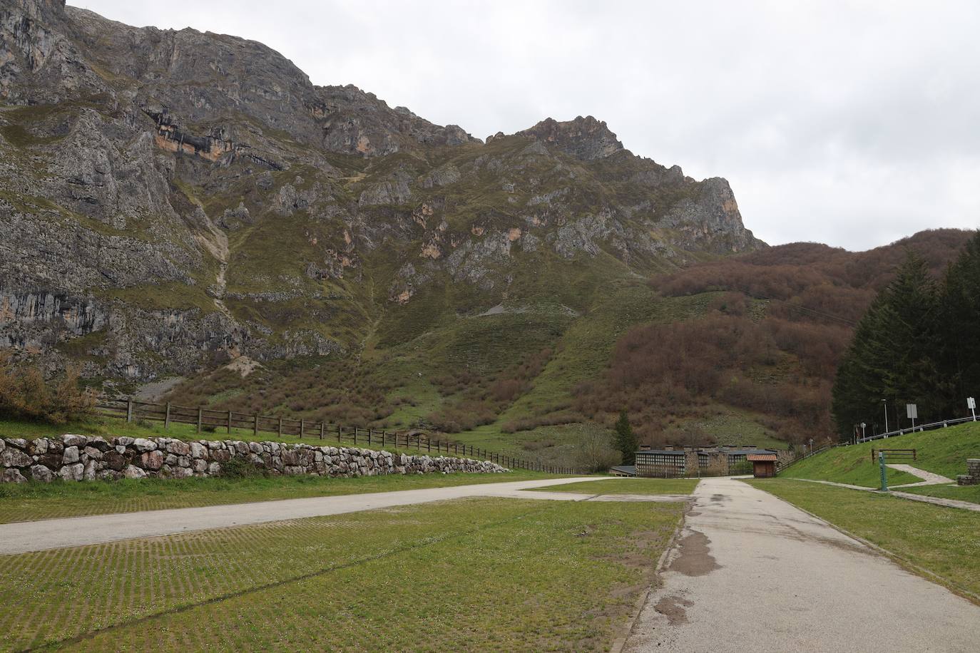 Liébana, con un alto porcentaje de su población dependiente de los visitantes, sufre el efecto del coronavirus, aunque se mantiene con sólo un infectado