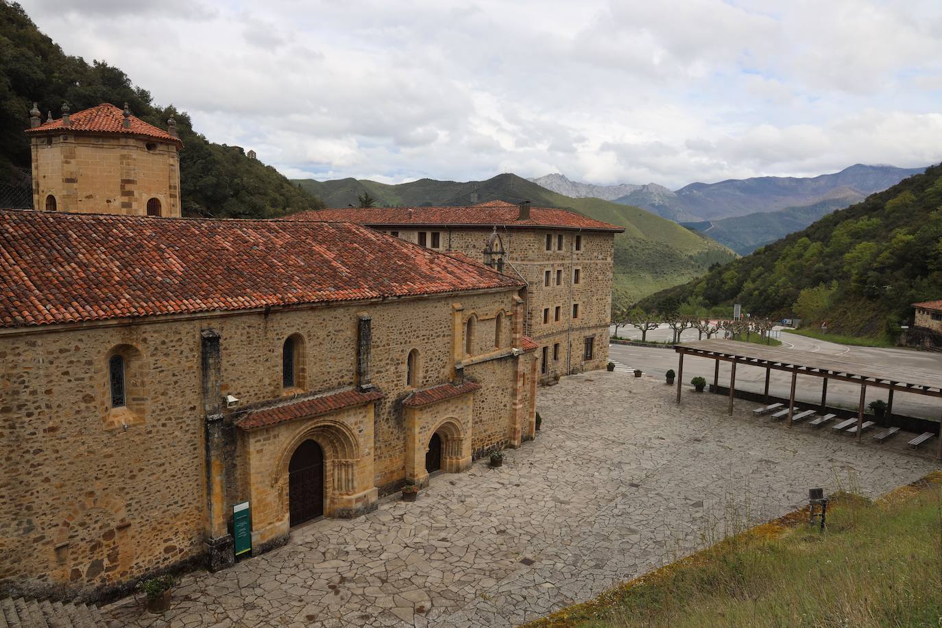 Liébana, con un alto porcentaje de su población dependiente de los visitantes, sufre el efecto del coronavirus, aunque se mantiene con sólo un infectado