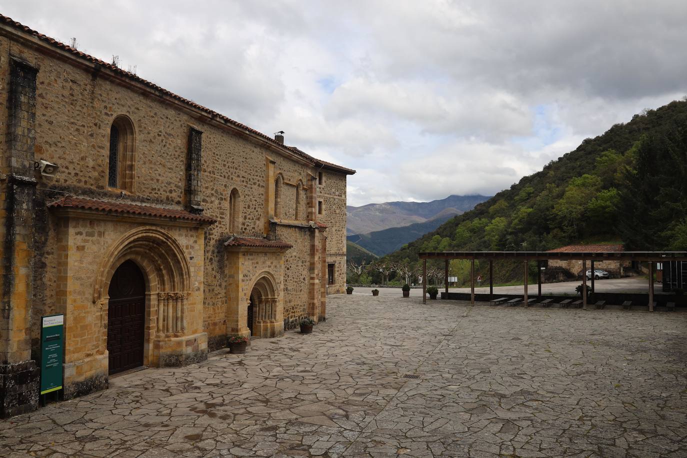 Liébana, con un alto porcentaje de su población dependiente de los visitantes, sufre el efecto del coronavirus, aunque se mantiene con sólo un infectado