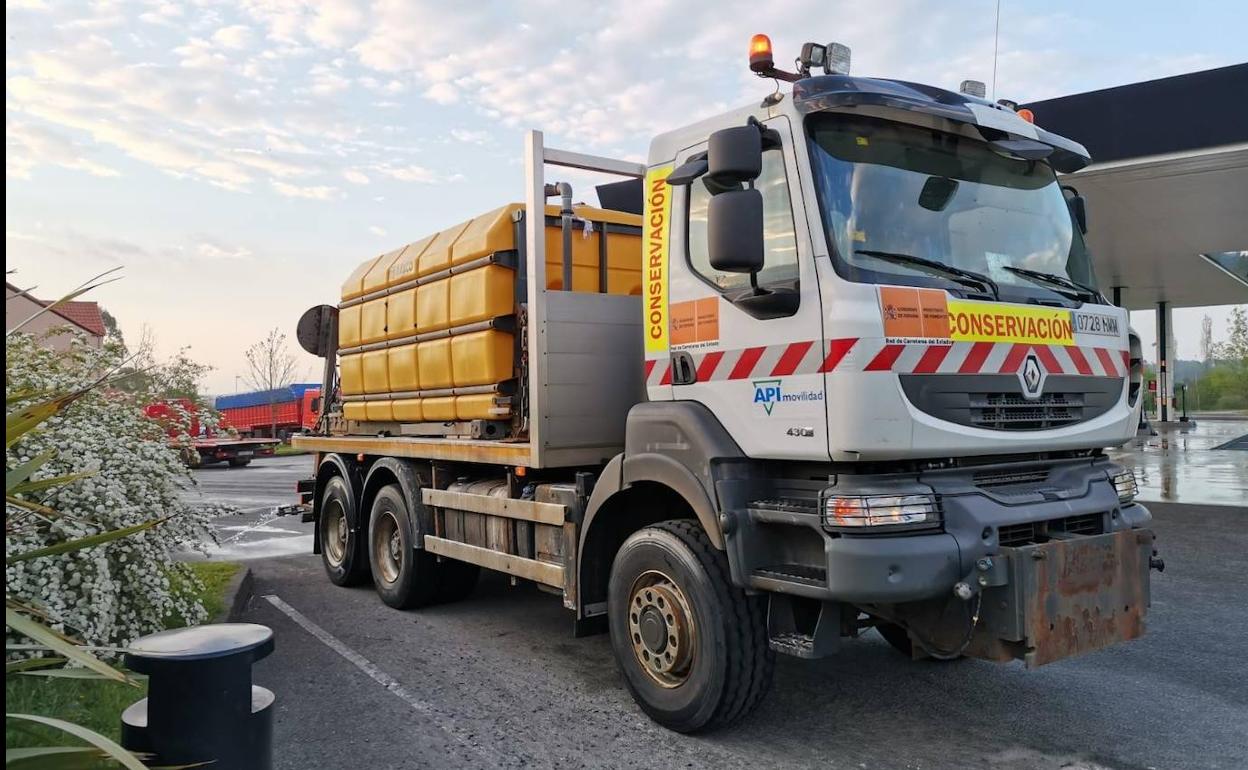 En directo | Camiones de salmuera desinfectarán 34 estaciones de servicio de las carreteras cántabras