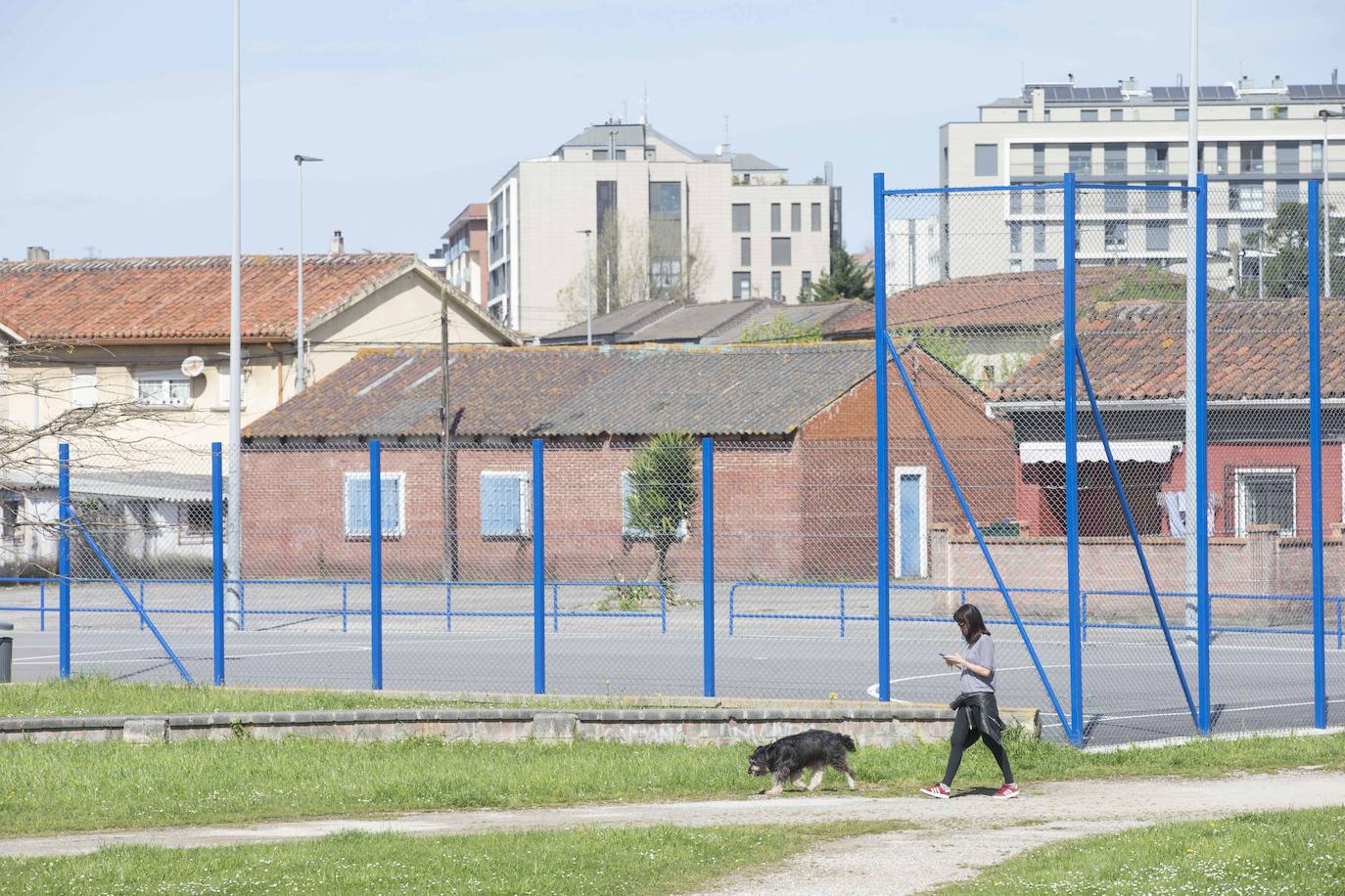 Este barrio siempre se ha caracterizado por su quietud. Estos días, apenas se ve gente andando por sus calles