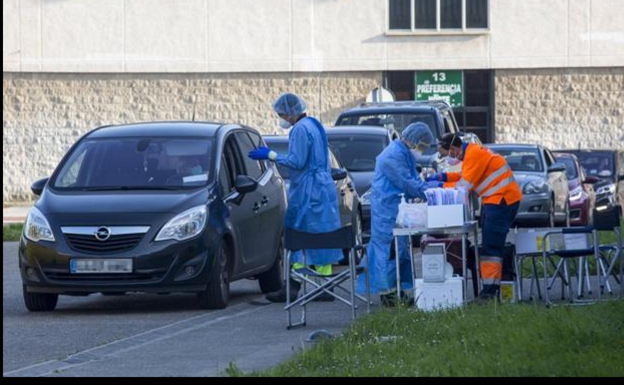 Recogida de muestras para realizar las pruebas PCR en el puesto de triaje instalado en la Facultad de Medicina entre personal sanitario y colectivos esenciales. 