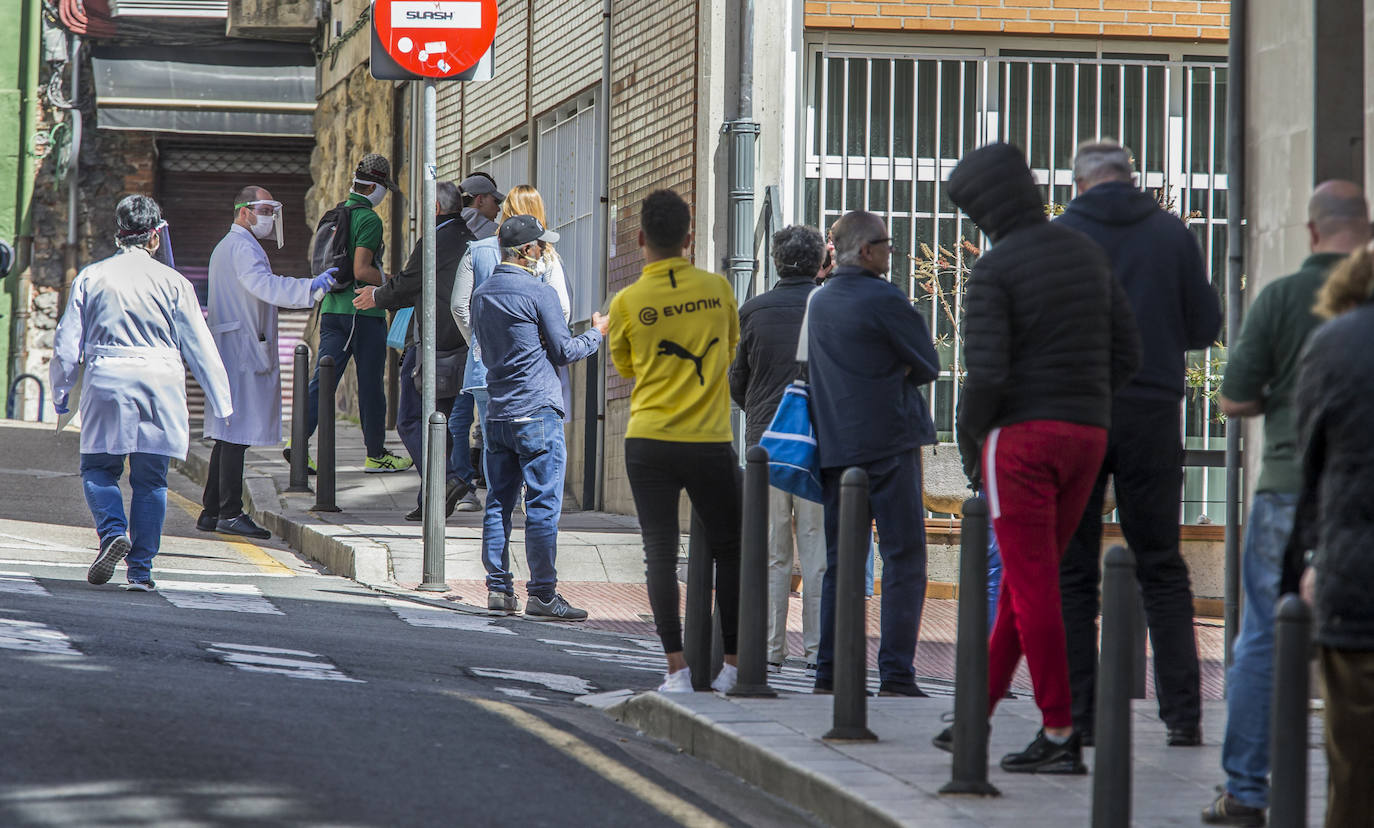 El coronavirus hace crecer el número de personas que acuden a la entidad, que ahora atiende a una media de 170 personas diarias