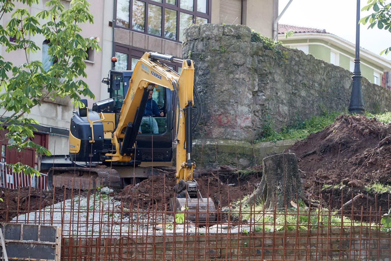 El desarrollo de los trabajos para la conexión peatonal entre Jesús de Monasterio y la calle Alta han obligado a talar varios árboles en el parque Juan José Ruano, situado encima del túnel del Pasaje de Peña, actuación que ha sido criticada por los vecinos.