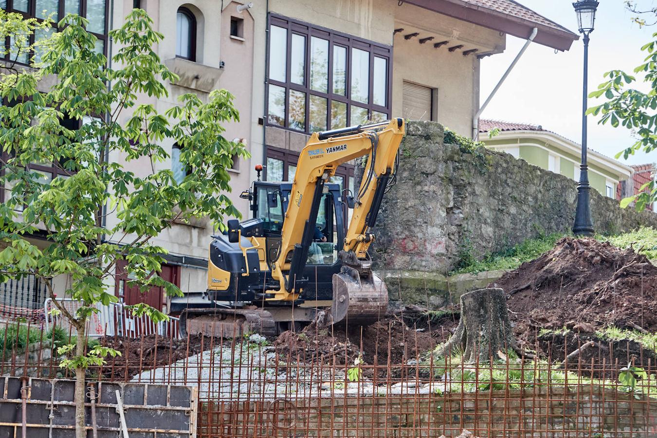 El desarrollo de los trabajos para la conexión peatonal entre Jesús de Monasterio y la calle Alta han obligado a talar varios árboles en el parque Juan José Ruano, situado encima del túnel del Pasaje de Peña, actuación que ha sido criticada por los vecinos.