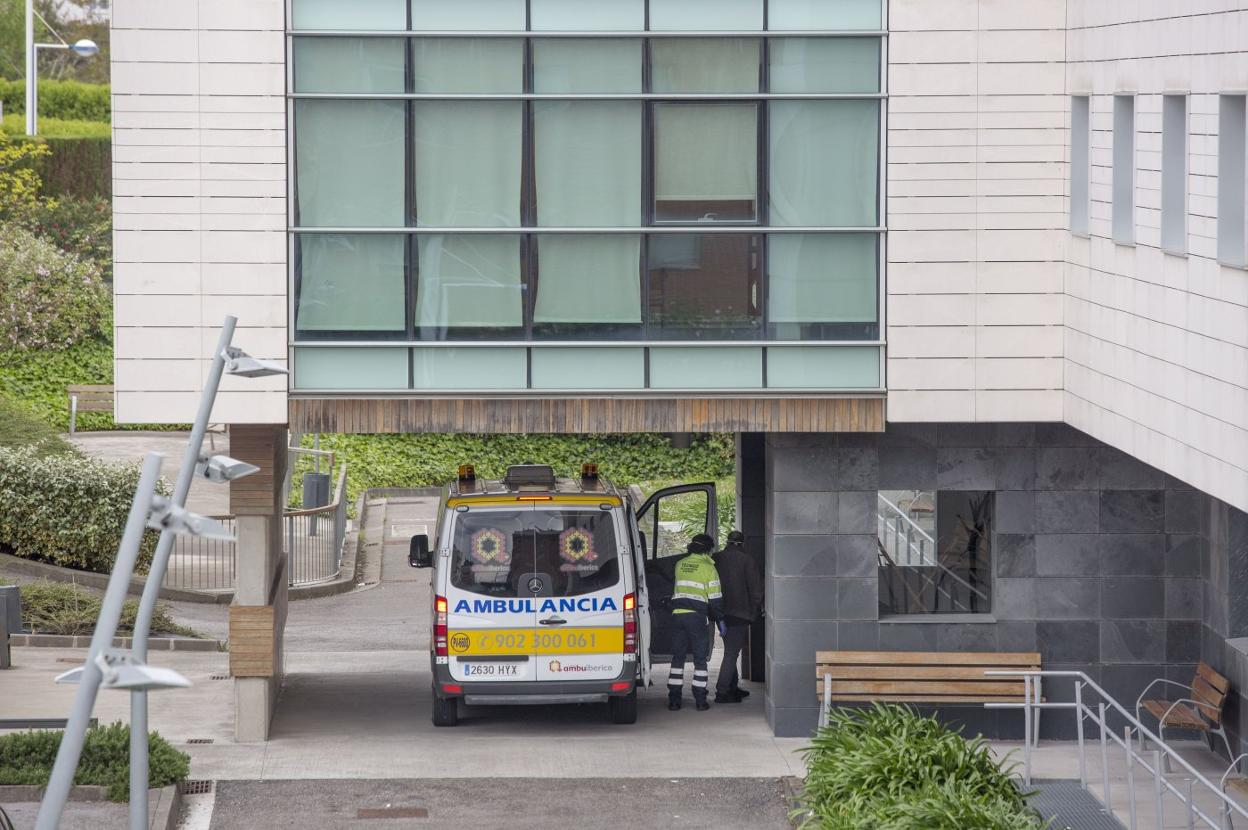 Una ambulancia, en la entrada de la residencia Virgen del Faro. 