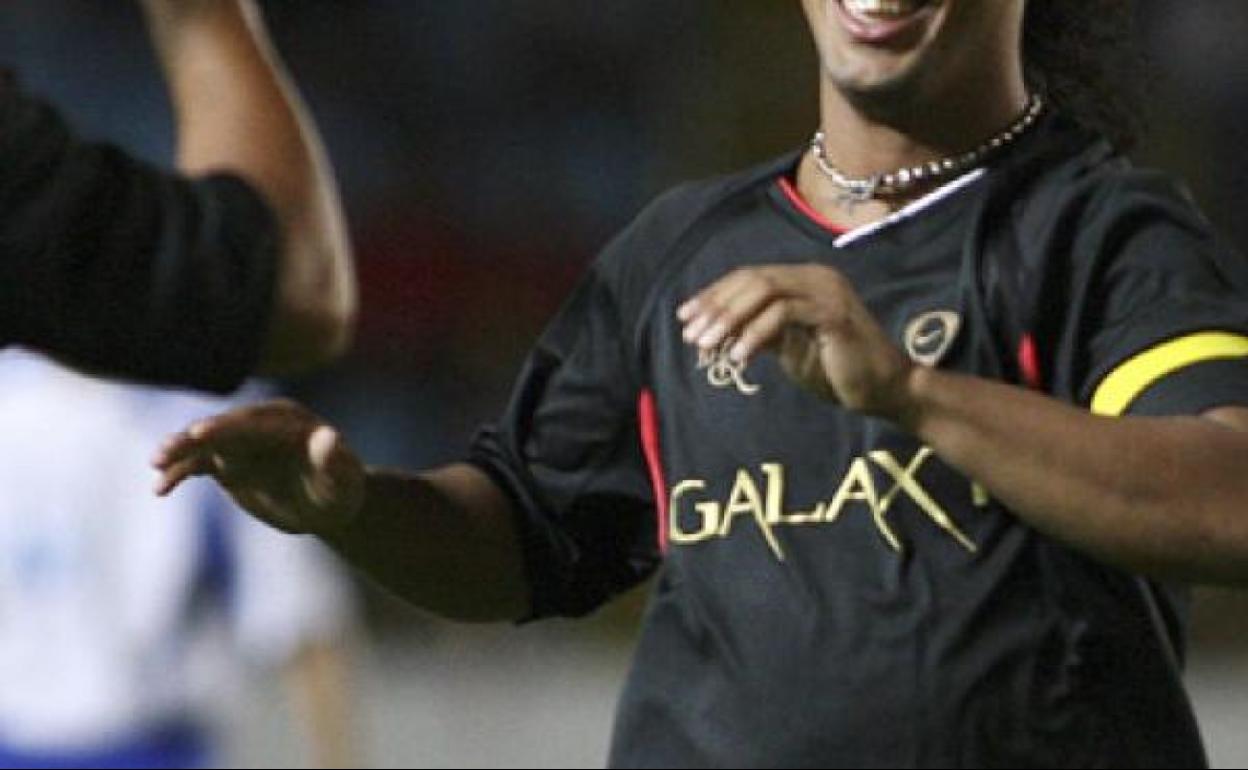 Imagen de archivo del brasileño Ronaldinho en un partido amistoso. 