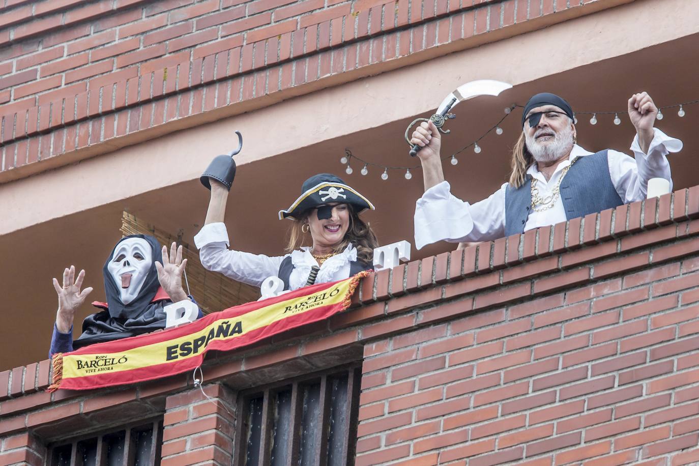 Los vecinos de esta calle de Santander salenan a los balcones cada sábado ataviados con máscaras y pelucas, y tras el aplauso siguen la juerga varias horas con música y bailes 