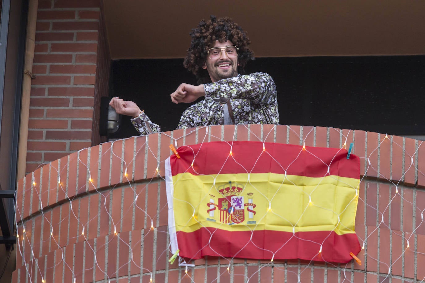 Los vecinos de esta calle de Santander salenan a los balcones cada sábado ataviados con máscaras y pelucas, y tras el aplauso siguen la juerga varias horas con música y bailes 