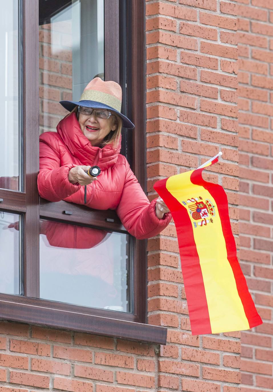 Los vecinos de esta calle de Santander salenan a los balcones cada sábado ataviados con máscaras y pelucas, y tras el aplauso siguen la juerga varias horas con música y bailes 