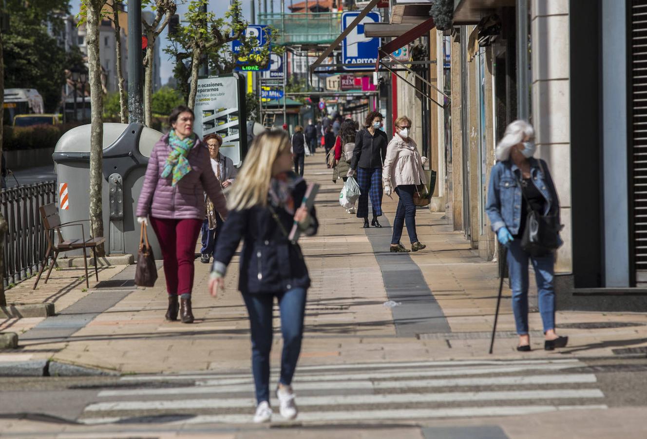 Un nuevo lunes en estado de alarma en un Santander con doble cara: actividad en las calles con supermercados, bancos y farmacias; quietud en paseos y avenidas.