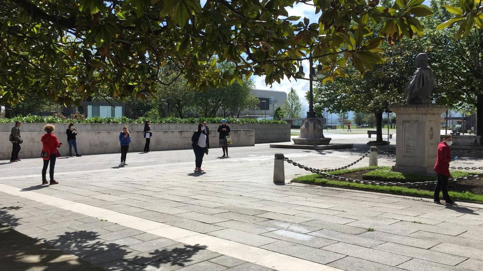 Un nuevo lunes en estado de alarma en un Santander con doble cara: actividad en las calles con supermercados, bancos y farmacias; quietud en paseos y avenidas.