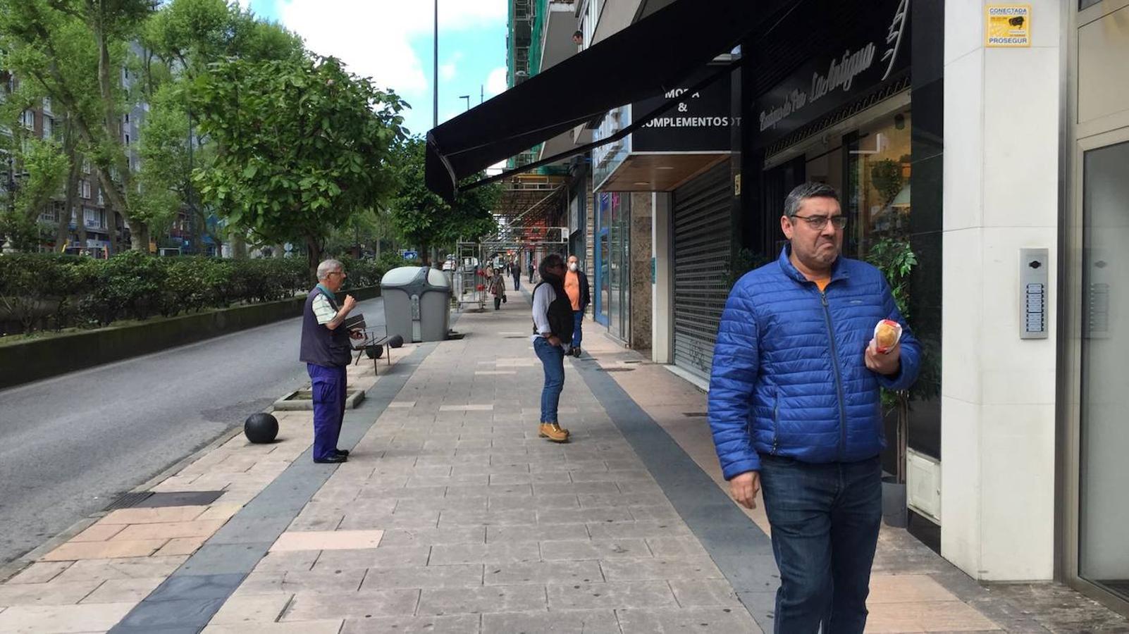 Un nuevo lunes en estado de alarma en un Santander con doble cara: actividad en las calles con supermercados, bancos y farmacias; quietud en paseos y avenidas.