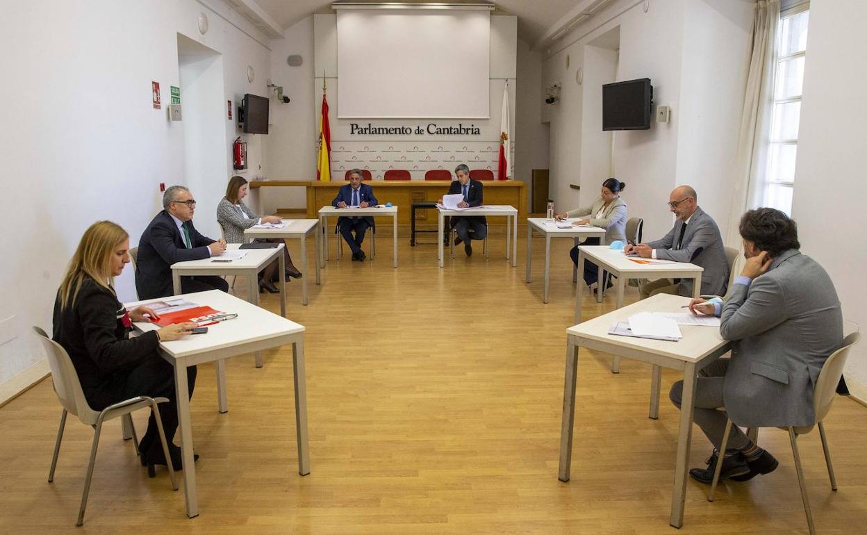 Noelia Cobo, Pedro Hernando, María Sánchez, Miguel Ángel Revilla, Pablo Zuloaga, María José Sáenz de Buruaga, Félix Álvarez y Cristóbal Palacio.