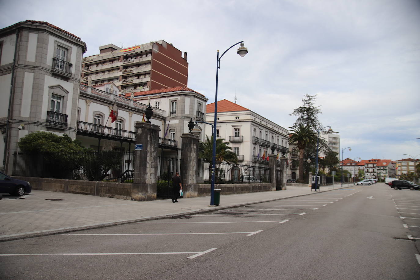 Con las recientes secuelas provocadas por una Semana Santa 'inexistente' que ha crucificado al sector servicios, los hosteleros y comerciantes de la comarca del Asón y, en concreto, de Laredo -un municipio costero de 11.000 habitantes que recibe cada verano a miles de turistas-, dibujan un panorama desolador.