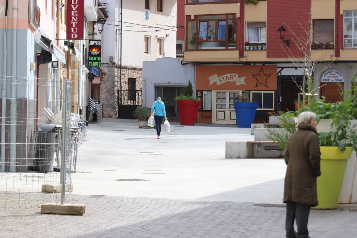 Con las recientes secuelas provocadas por una Semana Santa 'inexistente' que ha crucificado al sector servicios, los hosteleros y comerciantes de la comarca del Asón y, en concreto, de Laredo -un municipio costero de 11.000 habitantes que recibe cada verano a miles de turistas-, dibujan un panorama desolador.