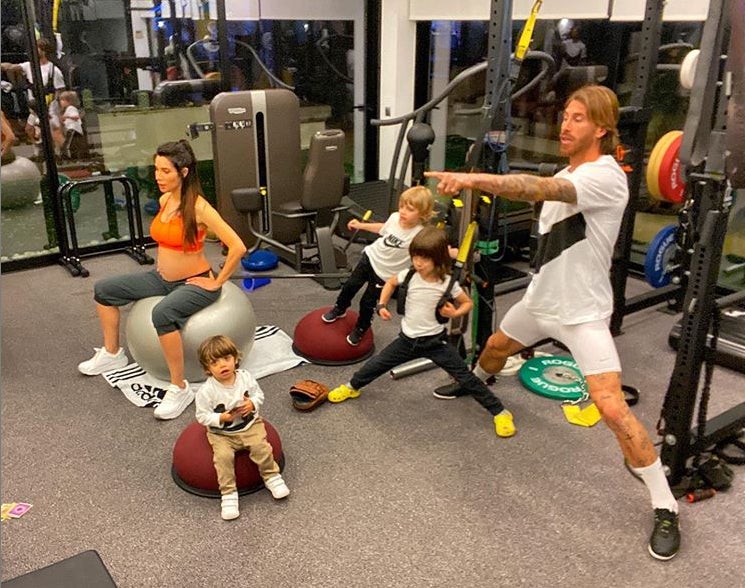 Sergio Ramos y Pilar Rubio en el gimnasio de su casa con sus tres hijos. La pareja espera el cuarto en los próximos meses.