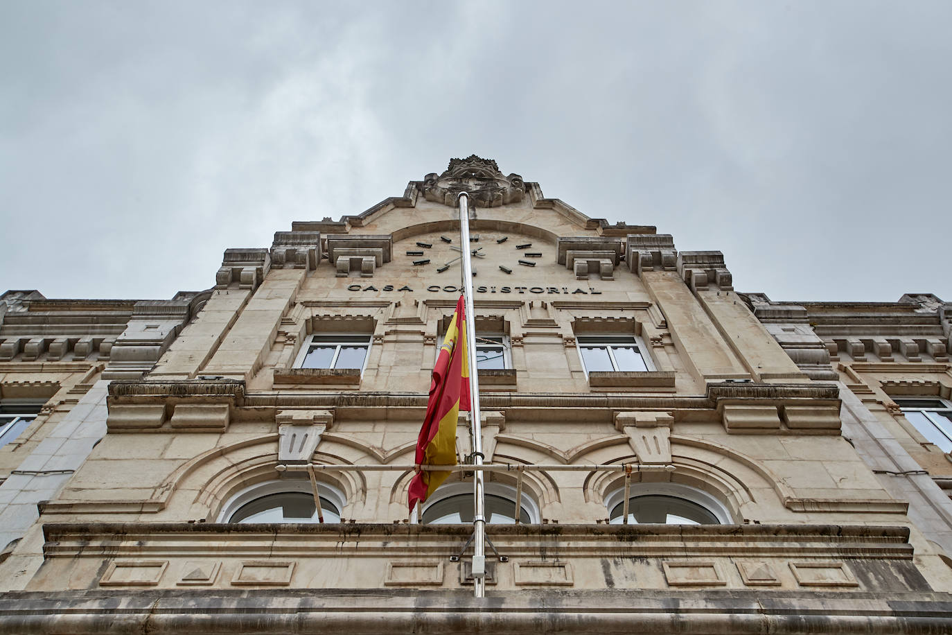 Las banderas ondearán a media asta en todos los edificios oficiales hasta que finalice el estado de alarma vigente. Hoy se veían ya en el Ayuntamiento, el Parlamento regional, el Gobierno, la sede de Educación o el Racing, entre otros