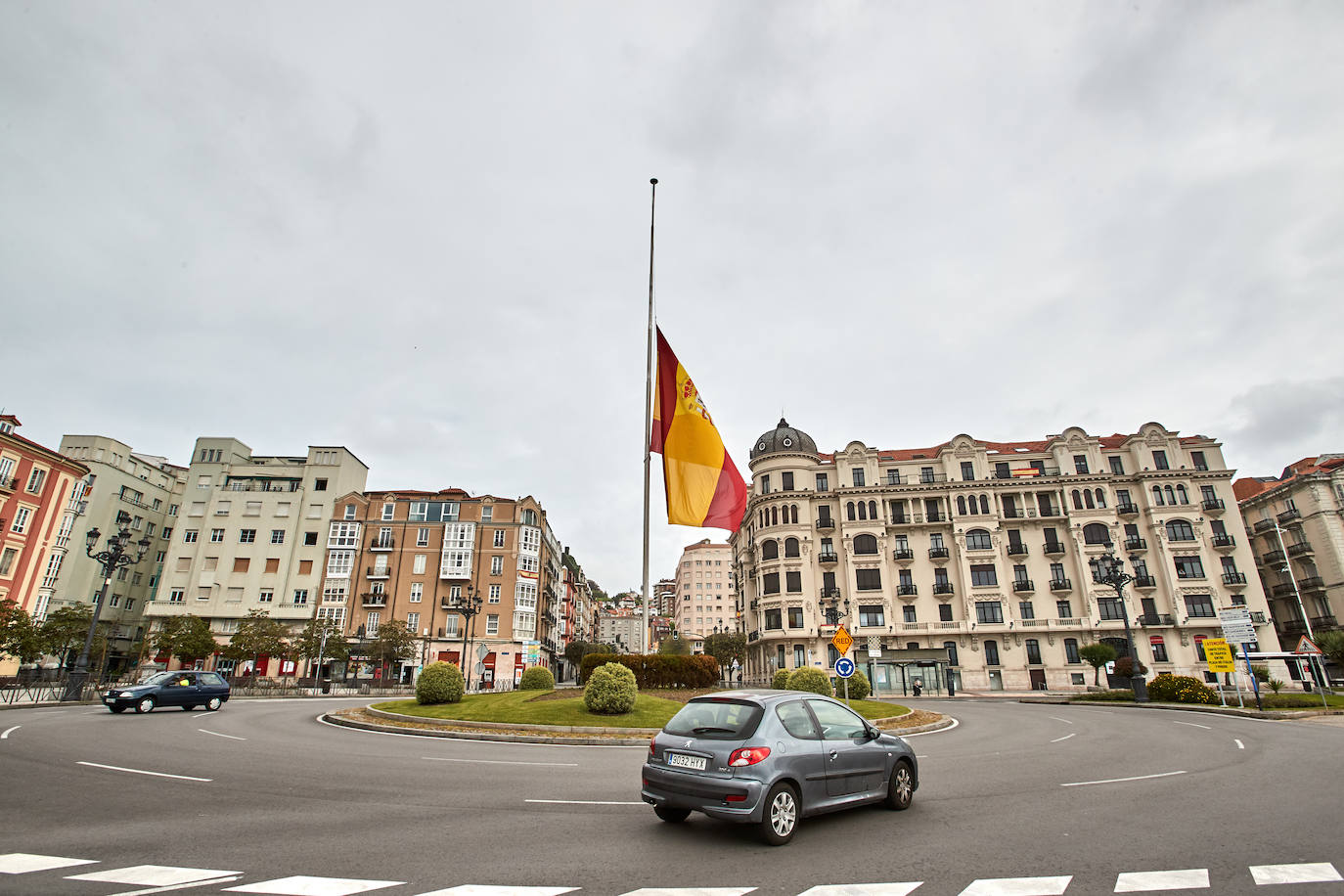 Las banderas ondearán a media asta en todos los edificios oficiales hasta que finalice el estado de alarma vigente. Hoy se veían ya en el Ayuntamiento, el Parlamento regional, el Gobierno, la sede de Educación o el Racing, entre otros