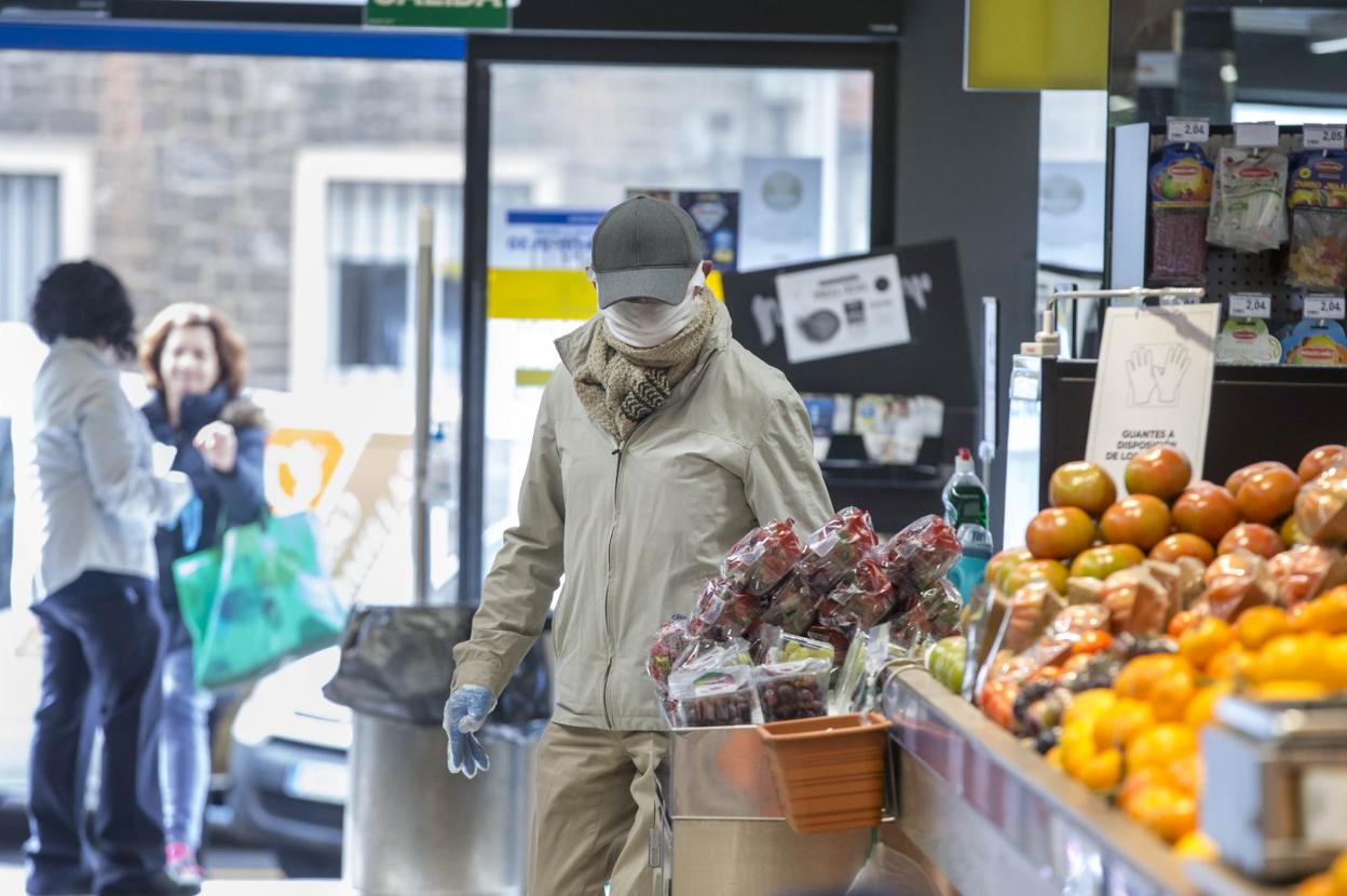 Un hombre realiza la compra en un supermercado de Santander. r. ruiz