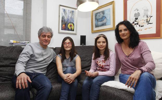 De izquierda a derecha, Luis Carlos, Lucía, Sara y Pilar, en su casa de Suances. 