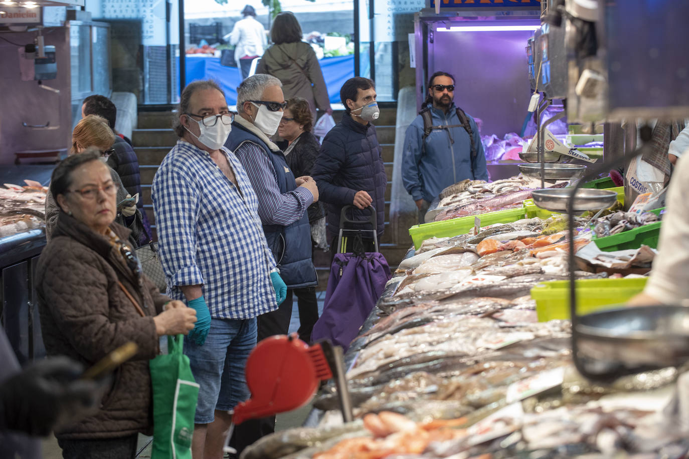 La campaña arranca con piezas medianas a un precio por debajo del habitual, a partir de 5 euros debido a una demanda menor. La venta en lonja se llegó a pagarse por debajo del euro