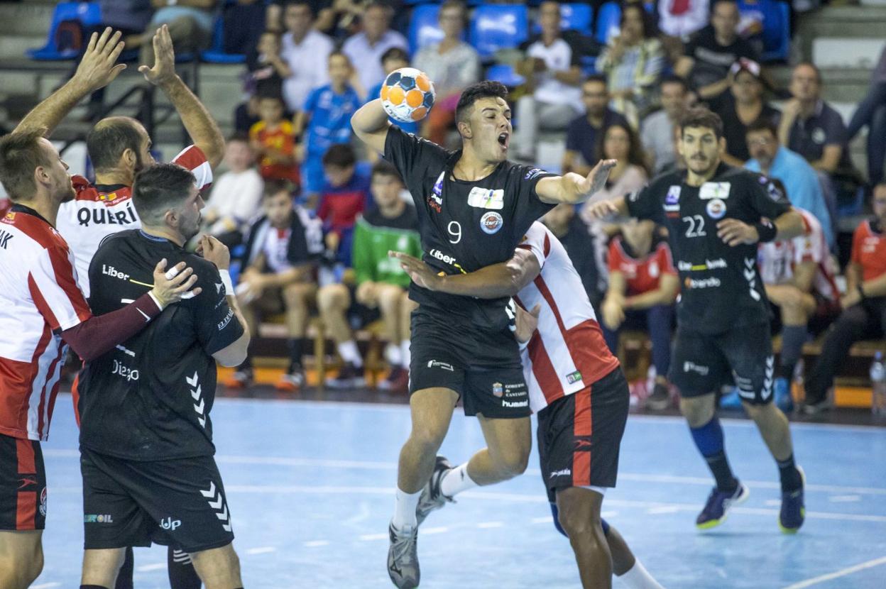 Torriko, del Liberbank Cantabria Sinfín, intenta el lanzamiento en el partido ante el Puerto Sagunto en La Albericia.