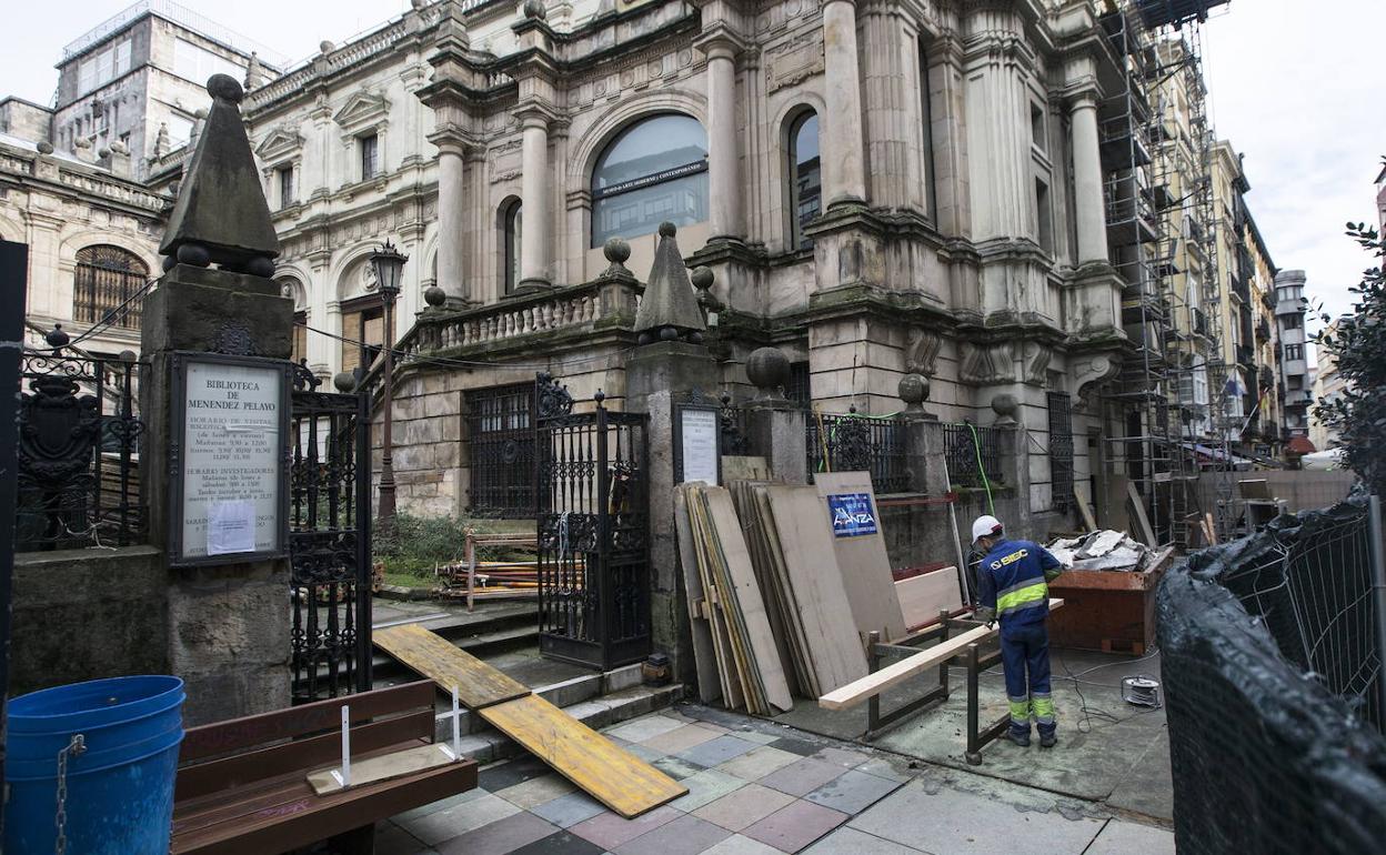 Un operario de la empresa SIEC durante los trabajos de mejora de la accesibilidad y reforma del Museo de Arte de Santander. 