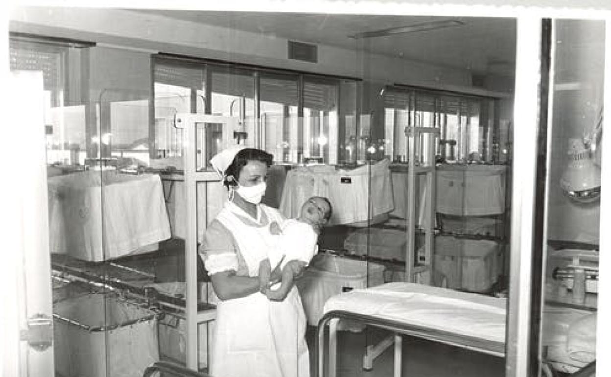 Matrona con bebé en la Residencia Sanitaria de León circa 1968.