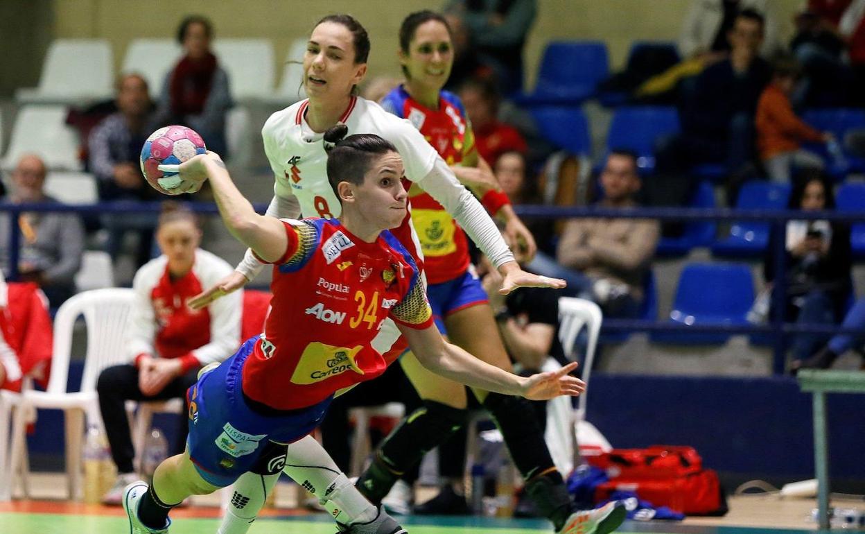 Alicia Fernández lanza en un partido de las 'Guerreras'. 