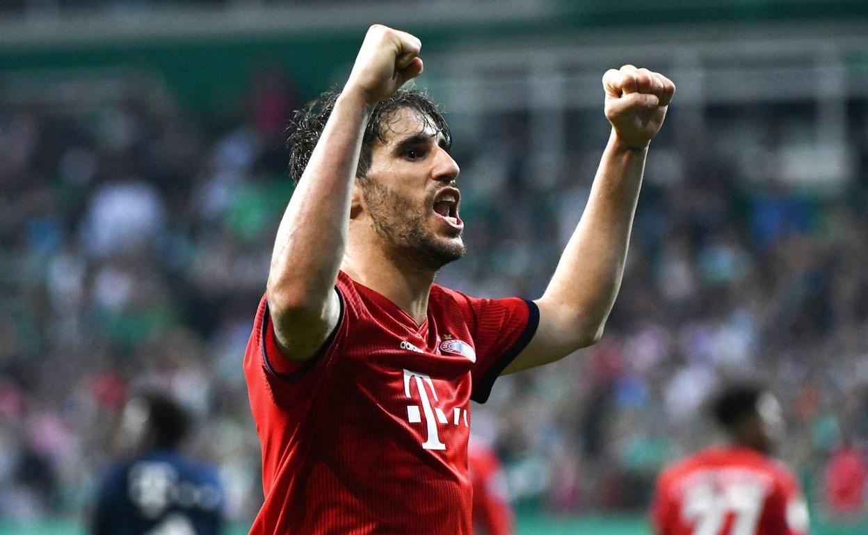 Javi Martínez celebra la victoria del Bayern en un partido de la Copa alemana. 