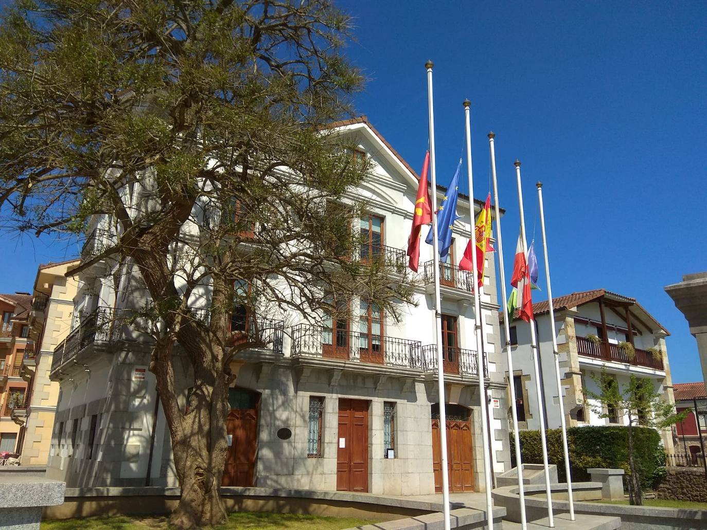 Castro, que no ha podido celebrar la Pasión Viviente y da por perdido el Coso Blanco y la Semana Grande, traza un plan para paliar el Covid-19 . Guriezo se ha visto obligado a suspender la feria de San Isidro