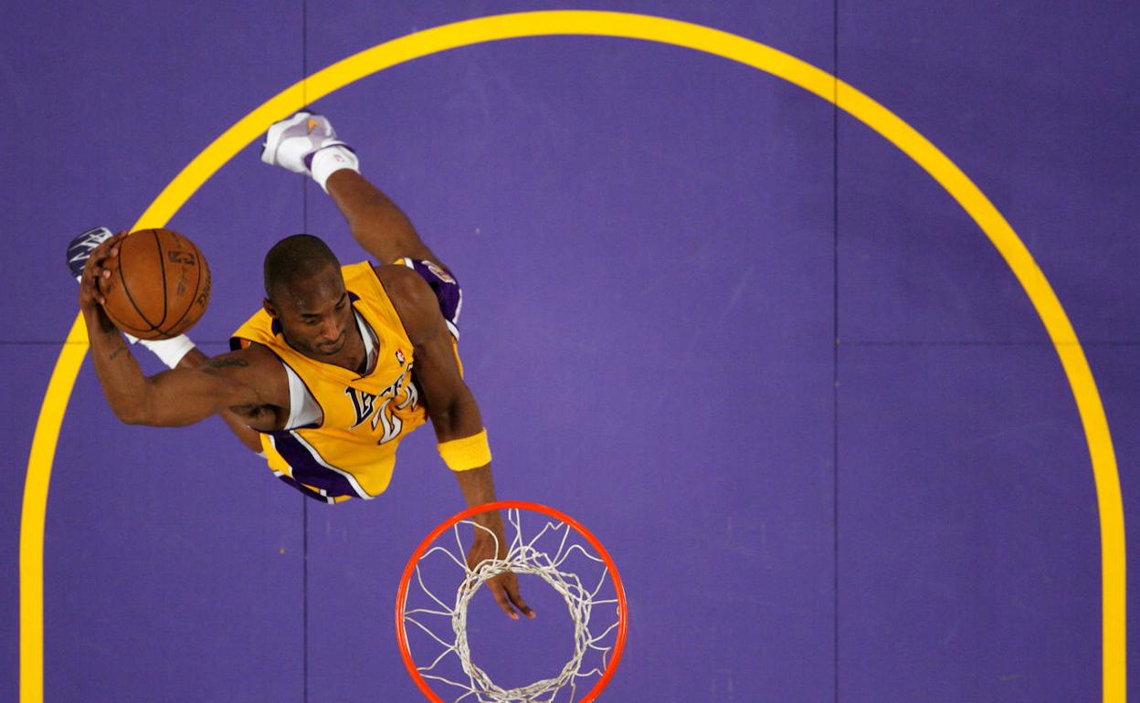 Kobe Bryant se dispone a machacar el aro. 