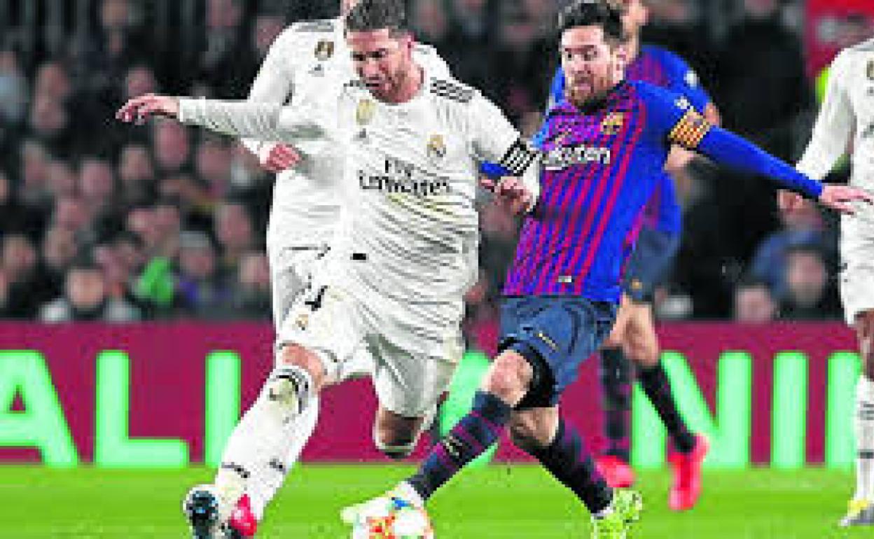 Sergio Ramos y Leo Messi, durante un clásico. 