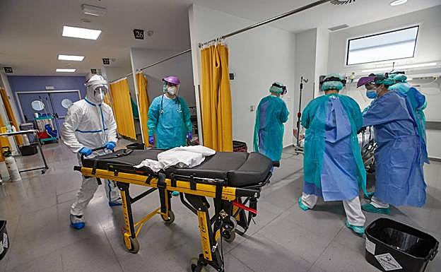 Imagen principal - Así esquivó Valdecilla el colapso