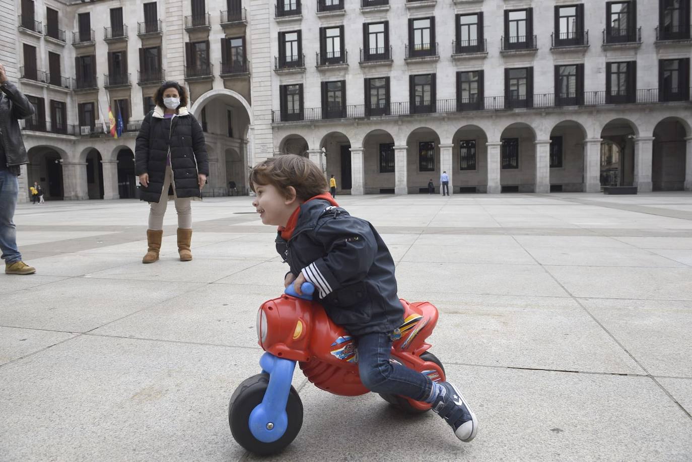 Fotos: Los niños de Cantabria pisan la calle