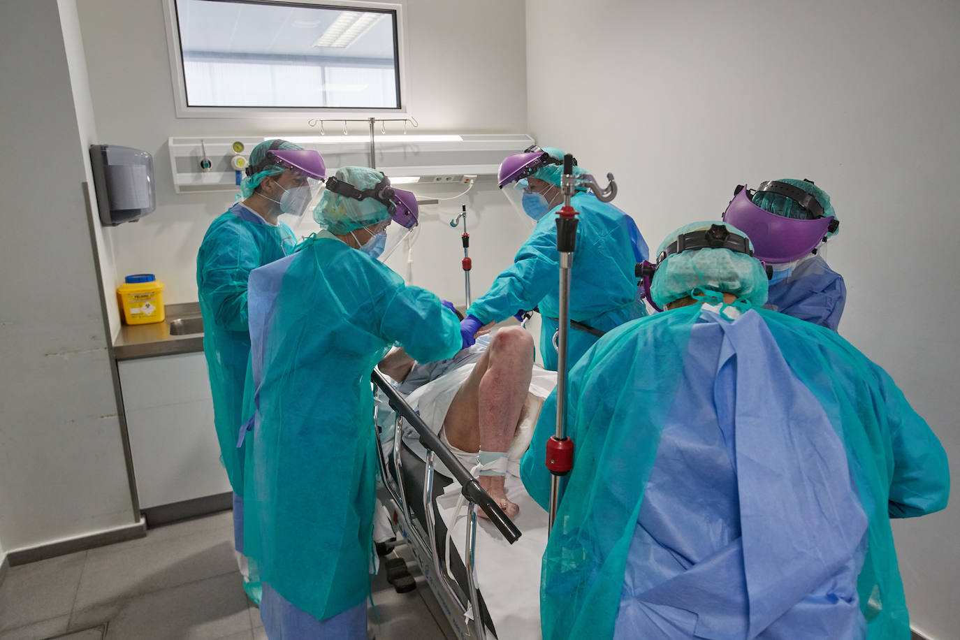 Fotos: Así han trabajado los profesionales sanitarios de Valdecilla contra el coronavirus