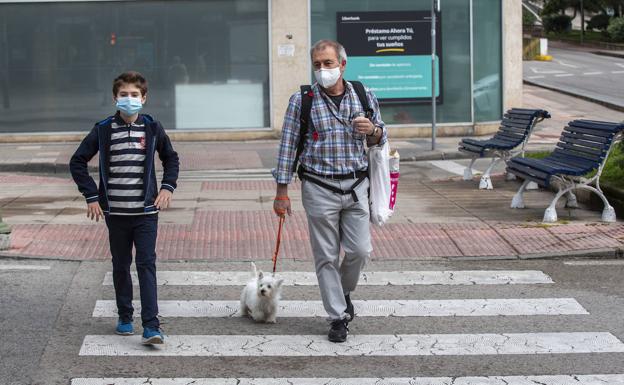 Gonzalo, junto a su padre y su perro Riky, en la Plaza de Numancia, Santander.